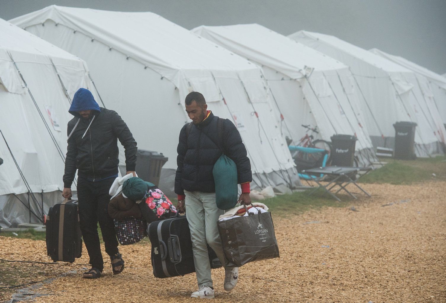 Flüchtlinge in einem Zeltlager in Hessen - auch in Leipzig sollen nun Zeltlager entstehen.