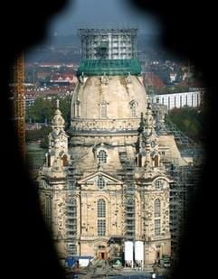 Die im Bau befindliche Frauenkirche in Dresden, fotografiert vom Rathausturm. (Foto: dpa)