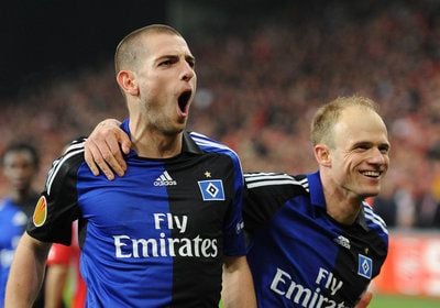 Der Hamburger Mladen Petric (l) jubelt nach dem Treffer zum 2:1 mit David Jarolim. (FOTO: DPA)