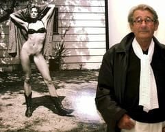 Helmut Newton vor einer Fotografie (Foto: dpa)