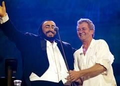 Bob Taylor (r.) von der Popgruppe Queen und der italienische Startenor Luciano Pavarotti erhielten beim Benefizkonzert in Modena anhaltenden Beifall. (Foto: dpa)