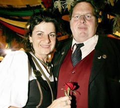 Da war die (Ehe-)Welt noch in Ordnung: Ottfried Fischer und seine Frau Renate feiern im September 2005 auf dem Oktoberfest in München. (Archivfoto: dpa)