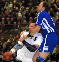 Christian Schwarzer (l) von der deutschen Handball-Nationalmannschaft wird am Freitag (04.01.2002) beim Volksbank-Cup in Balingen (Zollernalbkreis) von Pavel Stefan (r) von der tschechischen Nationalmannschaft am Torwurf gehindert. dpa/lsw (Bestmögliche Qualität)