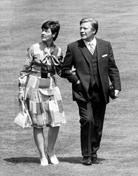 Der damalige Bundeskanzler Helmut Schmidt (SPD, r) und seine Ehefrau Loki gehen durch den Garten des Kanzleramtes in Bonn (ARCHIVFOTO: DPA)