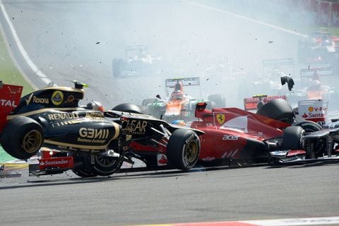 Beim Großen Preis von Belgien hatte Romain Grosjean (l) einen spektakulären Crash mit Fernando Alsonso verursacht. (FOTO: DPA)