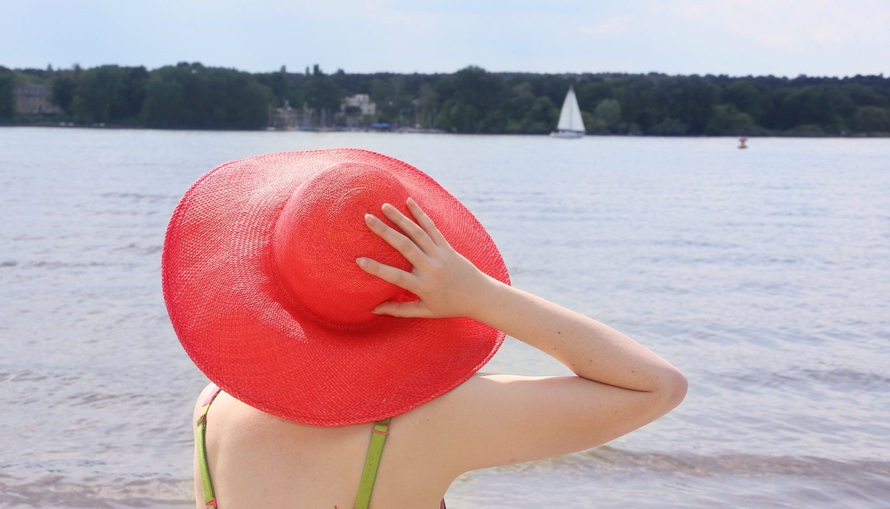Der Strohhut kommt zurück! Er schützt nicht nur den Kopf vor der Sonne, sondern liegt auch modisch dieses Jahr total im Trend.