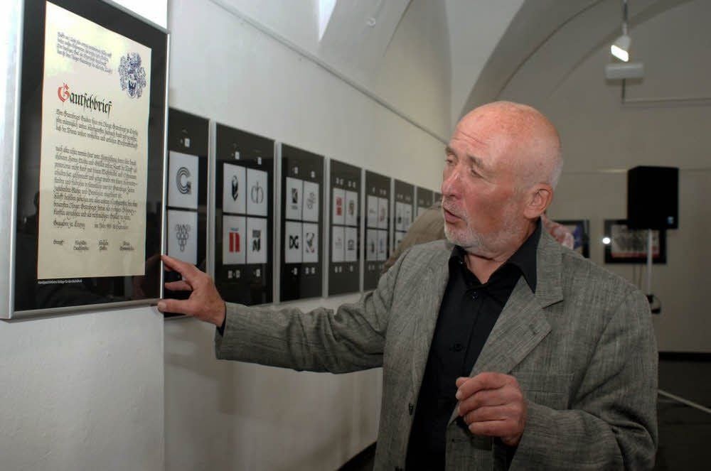 Grafik-Allrounder Peter Schröter bei der Eröffnung.