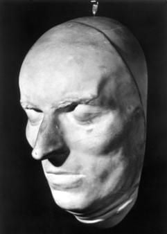 Die Totenmaske des deutschen Dramatikers und Dichters Friedrich Schiller («Die Räuber»). Er wurde am 10. November 1759 in Marbach am Neckar geboren und ist am 9. Mai 1805 in Weimar gestorben. (Foto: dpa)