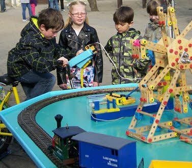 Grundschüler am Neugier-Express in Coswig