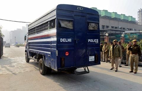 Ein Polizeibus transportiert die fünf mutmaßlichen Peiniger in Neu Delhi. (FOTO: REUTERS)