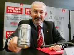 Zum «IG Metall-Hammer» greift Jürgen Peters, Vorsitzender der IG Metall, am Mittwoch (8. Februar 2006) während einer Pressekonferenz zu den ersten Entwicklungen bei den laufenden Tarifverhandlungen in Frankfurt.