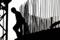 Das Archivbild vom 22.01.2003 zeigt einen Arbeiter auf einer Baustelle in Frankfurt am Main. Die deutsche Bauindustrie hat 2002 eines ihrer schwärztesten Jahre durchstanden: Auftragseingänge gingen real um 5,9 Prozent zurück. Die Belegschaften wurden um 7,8 Prozent abgebaut, berichtete das Statistische Bundesamt am Donnerstag (20.02.2003) in Wiesbaden. (Foto: dpa)