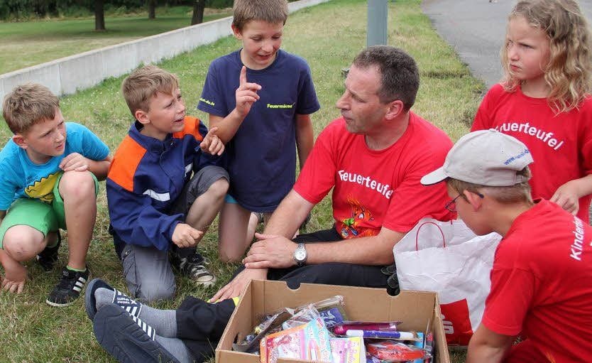 Kinderwart Falko Bertram (Mitte) überprüfte den Kenntnisstand der jungen Teilnehmer bei einem Wissenstest.