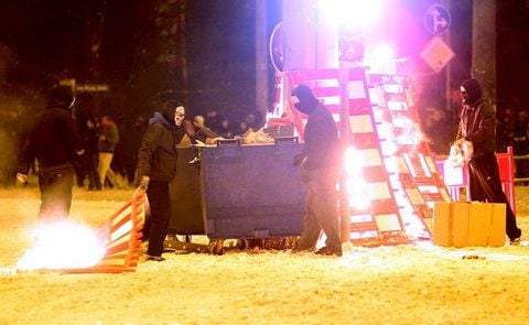 Anhänger der linken Szene liefern randalieren am Connewitzer Kreuz in Leipzig (Sachsen) nach einer Schneeballschlacht. Als die Polizei anrückte, seien die Beamten mit Pflastersteinen beworfen worden, sagte ein Polizeisprecher. (FOTO: DPA)