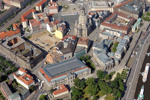 Über dem einstigen Innenhof des Albertinums in Dresden (vorn) schwebt das eingebaute Zentraldepot für Gemälde der Staatlichen Kunstsammlungen. (FOTO: DPA)