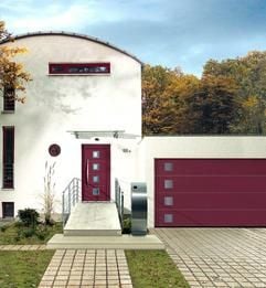 Großen Einfluss auf die Fassaden- und Eingangsgestaltung hat bei vielen Einfamilienhäusern das Garagentor. Manche Hersteller bieten aufeinander abgestimmte Modelle an. (Foto: dpa)