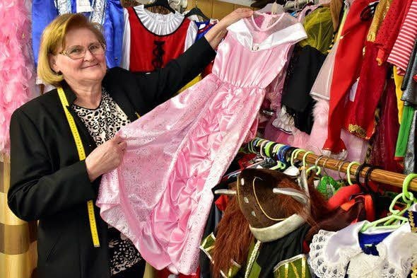 Annerose Schunke zeigt ein hübsches Prinzessinnenkostüm, was ausgeliehen werden kann.