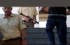 Polizei- und Justizbeamte sichern am Montag die Justizvollzugsanstalt Stadelheim in München. (Foto: dpa)