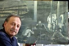 Der Maler und Grafiker Reinhard Minkewitz sitzt in seinem Leipziger Atelier vor seinem ersten ausgeführten Entwurf des Gemäldes «Aufrecht stehen». (Foto: dpa)