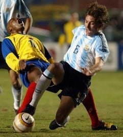 Argentinier Gabriel Heinze (r) und der Kolumbianer Edwin Congo (l) kämpfen um den Ball während des Halbfinales beim America's Cup 2004 in Lima, Peru. (Foto: dpa)