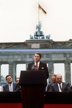 Dieser Auftritt machte Geschichte: US-Präsident Ronald Reagan während seiner Rede vor dem Brandenburger Tor in Berlin am 12. Juni 1987, während der er Michail Gorbatschow aufforderte, die Mauer zu öffnen. (Foto: dpa)