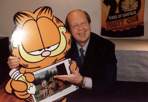Jim Davis, US-amerikanischer Comiczeichner, mit seiner Comic-Katze Garfield (FOTO: DPA)