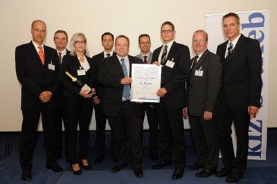 Oliver Krüger (3. v.r.), Dirk Schönewerk (Mitte), Aileen Meier (3. v.l.) und Stefan Hinrichs (4. v.l.) vom Autohaus HEISE in Dessau bei der Service- Award-Verleihung im Rahmen der IAA in Frankfurt.