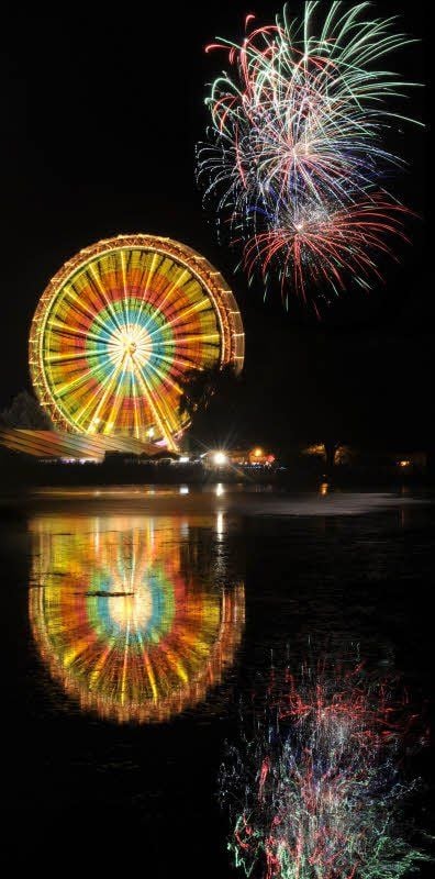 Feuerwerk hinter dem Riesenrad auf der Ziegelwiese in Halle.