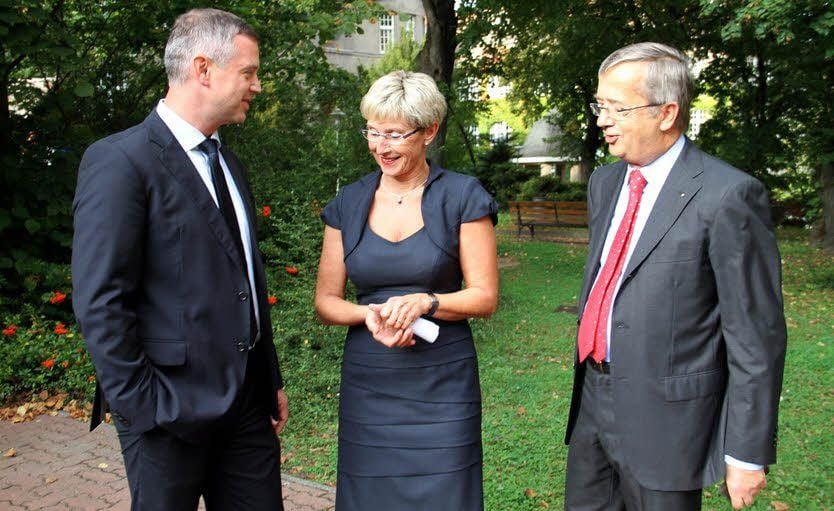 Erik Czihal (r.) mit seiner Nachfolgerin Monika Mingramm und Ameos-Regionalgeschäftsführer Kai Swoboda.