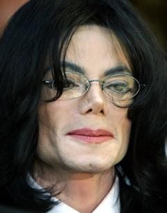 Michael Jackson hat angeblich einen ganz eigenen Rhythmus für Schönheitsoperationen. Der Popstar lege sich freiwillig auf den Operationstisch, sobald er ein neues Album herausgebracht habe. (Foto: dpa)
