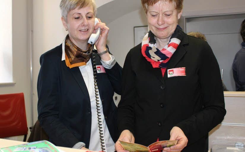 Birgit Weckner (li.) und Monika Rosendahl im Service-Point.