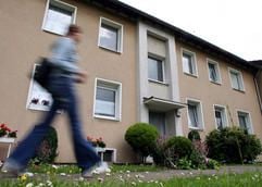 Dies ist das Wohnhaus in Duisburg, in dem eine 22-jährige Mutter und ihr 6 Monate alter Sohn mit Messerstichen ermordet wurden. (Foto: dpa)