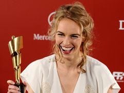 Der Schauspieler Nina Hoss posiert am 25. April in Berlin nach dem Gewinn des Deutschen Filmpreises 2008 in der Kategorie «Beste darstellerische Leistung - weibliche Hauptrolle» für die Fotografen. (Foto: ddp)