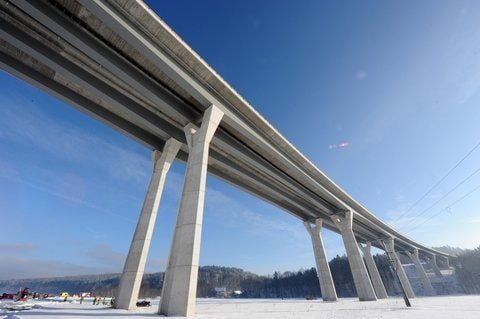 Rettungskräfte sichern am Dienstag unter der Schleusetalbrücke kurz vor der Ausfahrt Schleusingen (Thüringen) einen zertrümmerten Pkw. (FOTO: DPA)