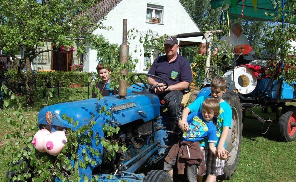Feuerwehrchef Frank Dürre kutschiert die Blasmusik durch Jeber-Bergfrieden.