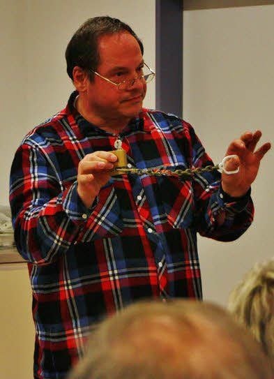 Ingolf Graichen von der kriminalpolizeilichen Beratungsstelle zeigt eine Türkette.