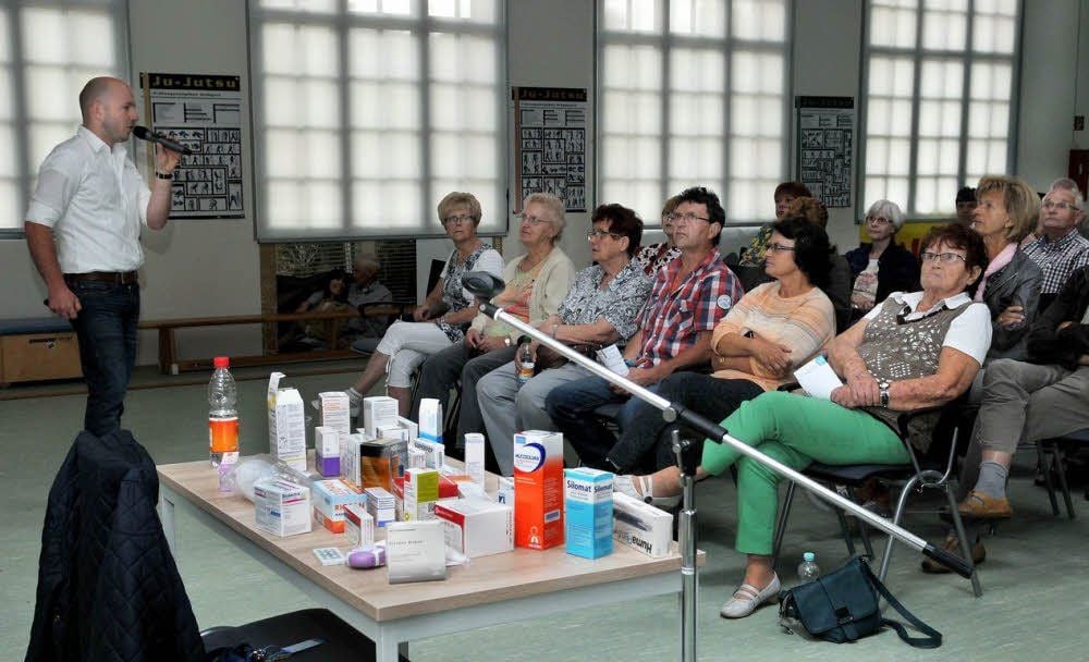 Apotheker Alexander Dathe (links) erklärt den knapp 100 Zuhörern, was sie bei der Einnahme von Medikamenten zu beachten haben.