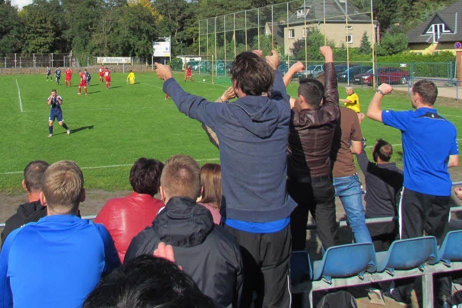 Die Fans des Dessauer SV 97 bejubeln mit ihren Spielern den Sieg gegen die Reserve des SV Dessau 05.