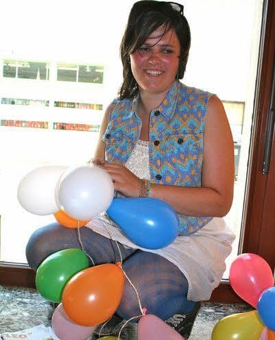 Studentin Lydia Bökelmann half beim Schmücken des Hauses.