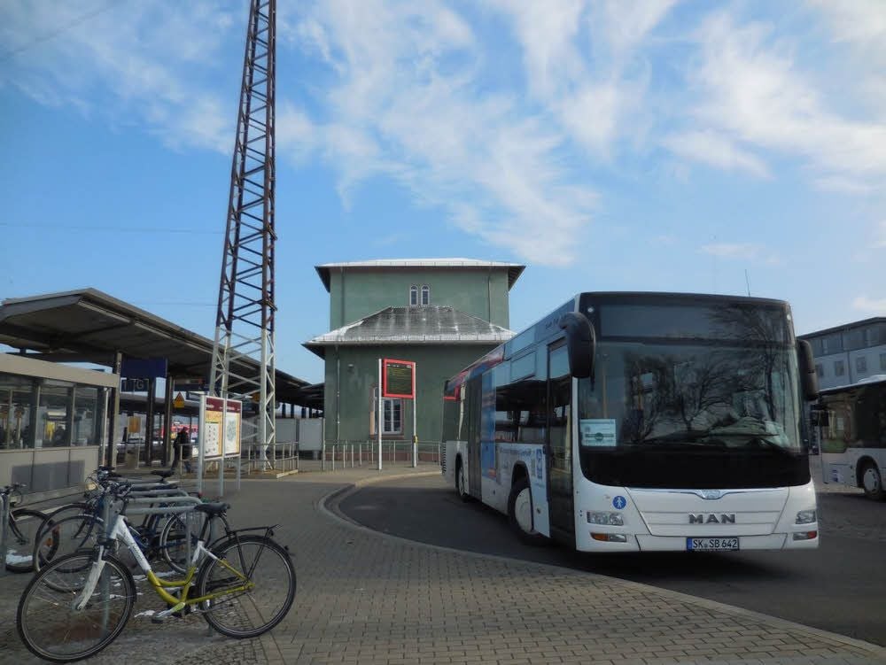 Schienenersatzverkehr: Zwischen Naumburg und Großkorbetha pendeln derzeit mehrere Busse. Abellio hat dafür ein externes Unternehmen beauftragt.