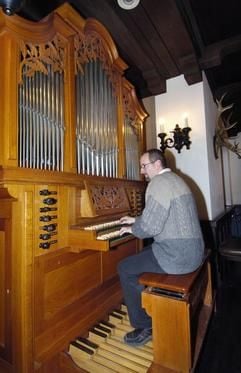 Orgelbauer Thomas Bauer spielt am Donnerstag (14.10.2004) auf der Orgel des Westin Grand Hotels in Berlin. Das Instrument, das noch von DDR-Staatschef Erich Honecker in Auftrag gegeben wurde, sollte für die Top-Gäste im Luxuspalast des Landes eine besondere Attraktion sein. Nach umfassender Restaurierung wird die Orgel an den Adventssonntagen zu Konzerten spielen. (Foto: dpa)