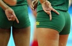 Zwei Volleyballerinnen geben ihren Mitspielerinnen versteckte Handzeichen. (Foto: dpa)
