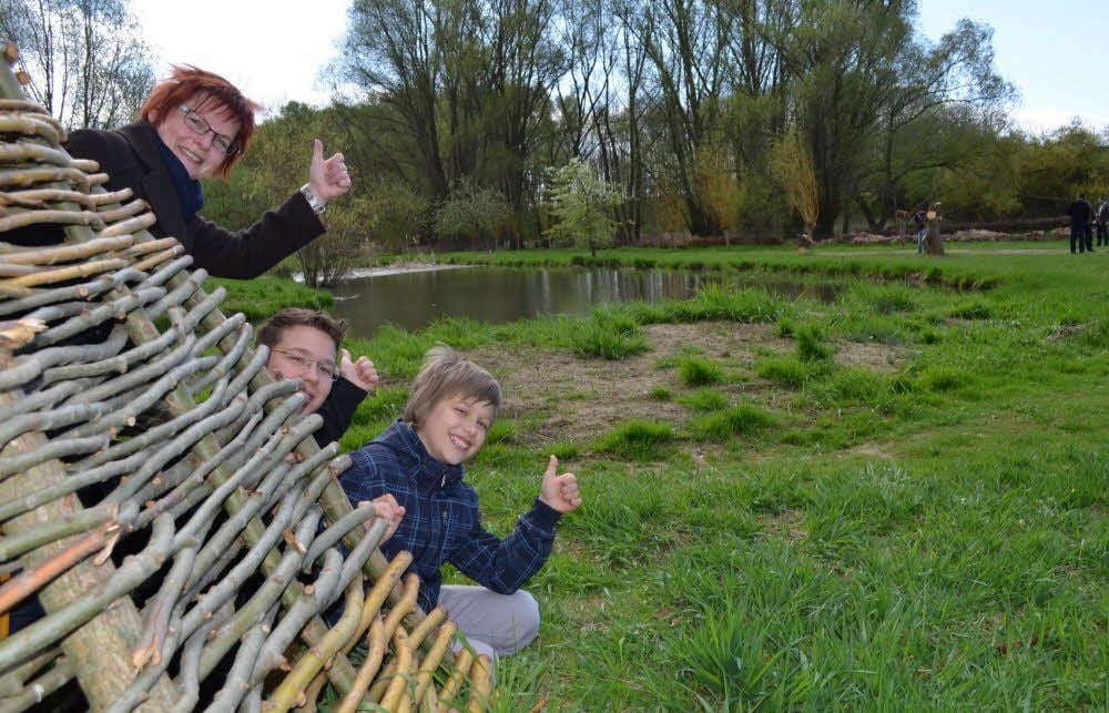Daumen hoch: Sandra Sowoidnich, Max Fiebrig und Erik Baumgärtner finden das neue Biotop spitze.