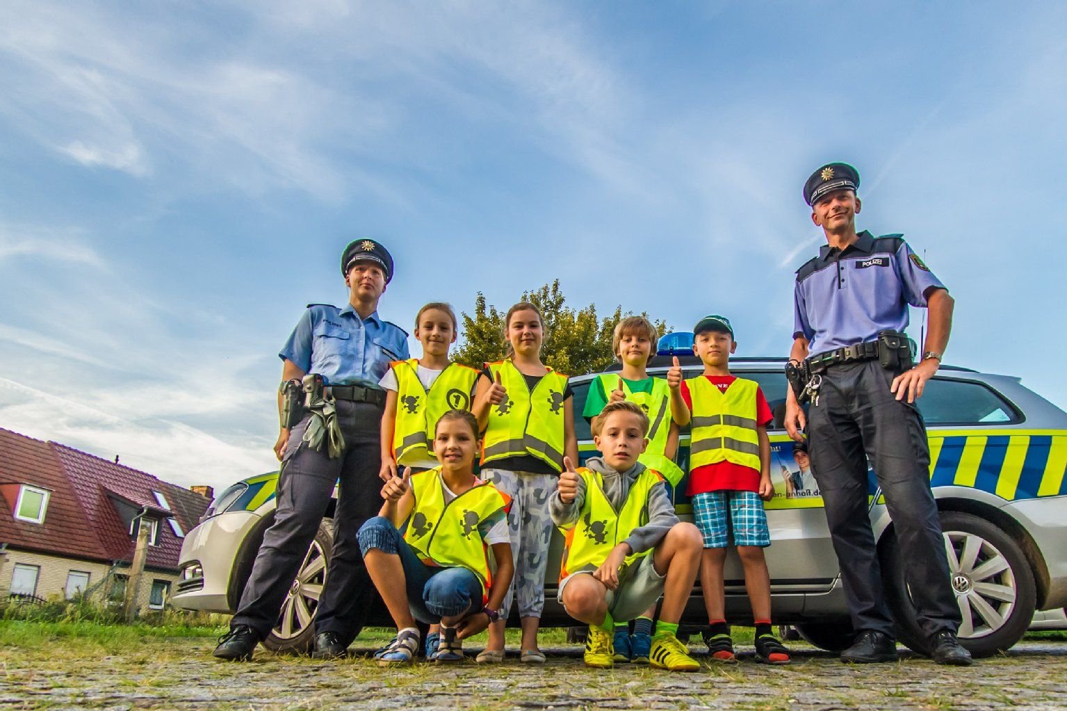 18 Zuckertüten wurden an der Wittenberger Käthe-Kollwitz-Schule an vorbildliche Autofahrer verteilt.