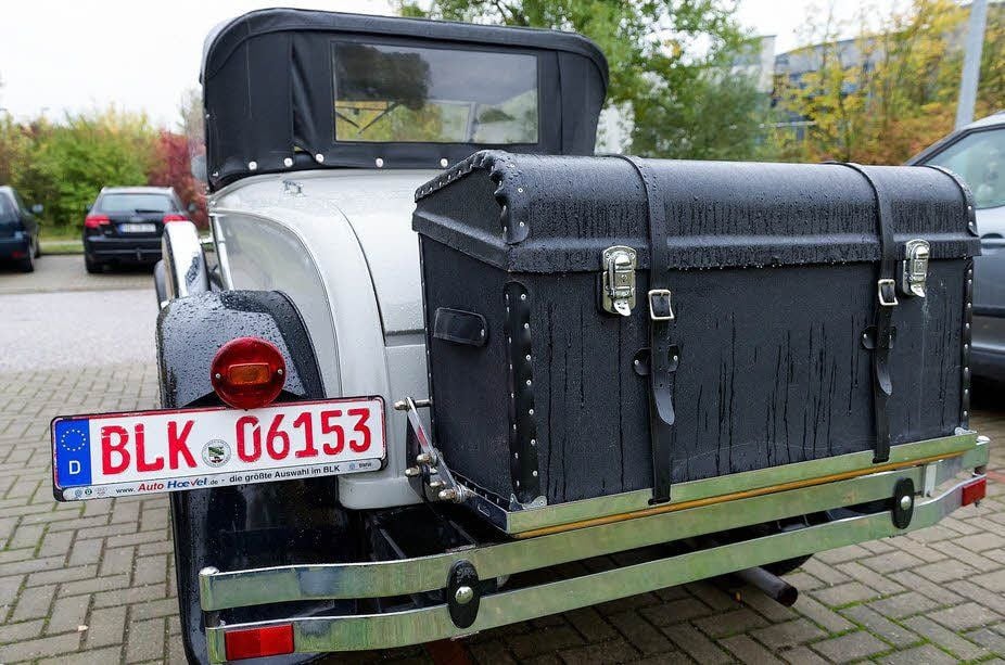 Ordnungsgemäß mit einem temporären Kennzeichen des Burgenlandkreises ausgestattet, wird der Wagen nach Droyßig überführt.