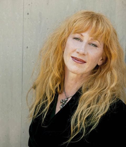 Loreena McKennitt blickt auf eine international erfolgreiche Karriere als Sängerin und Interpretin zurück.