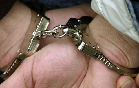 Ein aus dem Maßregelvollzug geflohener Sexualstraftäter ist am späten Mittwochabend von der Polizei gestellt worden. (ARCHIVFOTO: DPA)