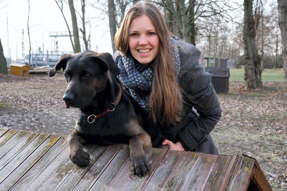 Vanessa Homann erklärt Kindern gemeinsam mit Labradormix „Ruby“, wie man gut mit Tieren umgeht.
