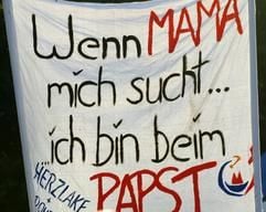 Pilger halten am Dienstag (16. August 2005) auf der Hofgartenwiese in Bonn bei einem der drei Eröffnungsgottesdienste des Weltjugendtages ein Tuch mit der Aufschrift «Wenn Mama mich sucht... ich bin beim Papst» in die Höhe. (Foto: dpa)