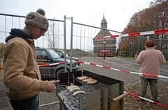 Jan Lungwitz grillt am Freitag (26.10.2007) Bratwürste für die Schaulustigen, die dem Transport der Heuersdorfer Emmaus-Kirche in Deutzen beiwohnen möchten. (Foto: dpa)